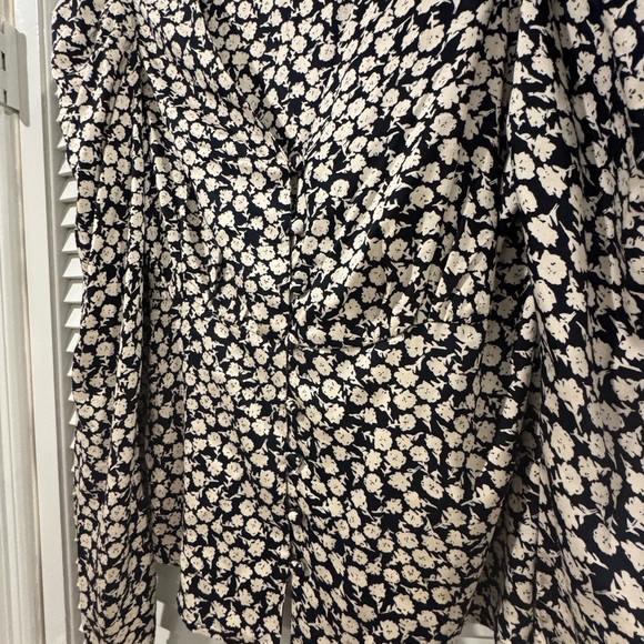 Chic Black and White Floral Blouse - Picture 3 of 4